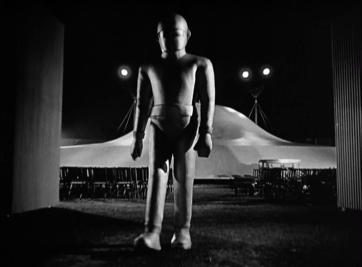 The-Day-the-Earth-Stood-Still-screenshot-Gort-walking-away-from-saucer